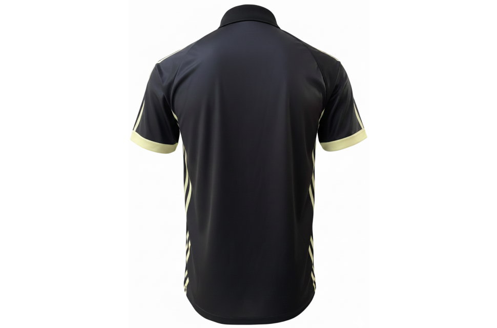 黒いスポーツユニフォームの背面。淡いクリーム色の縦ストライプと袖口が特徴の吸汗速乾クラスTシャツ。