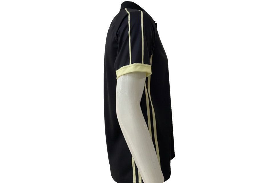 黒地にクリーム色のサイドストライプが入ったポロシャツ型ユニフォームの側面。運動性を高めるカッティング。