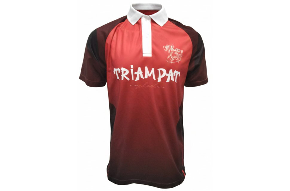 赤黒グラデーションのポロ襟スポーツTシャツ 正面。「TRIAMPAT」の白ロゴとエンブレム入り。サッカーユニフォーム、クラスTシャツ向け。