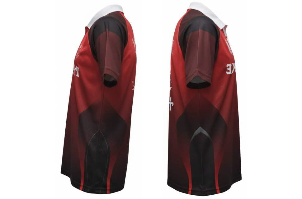 赤黒グラデーション半袖Tシャツの側面図。白襟、ラグランスリーブ、脇腹の黒とグレーの機能的な切り替えデザインを強調。オリジナルユニフォーム。