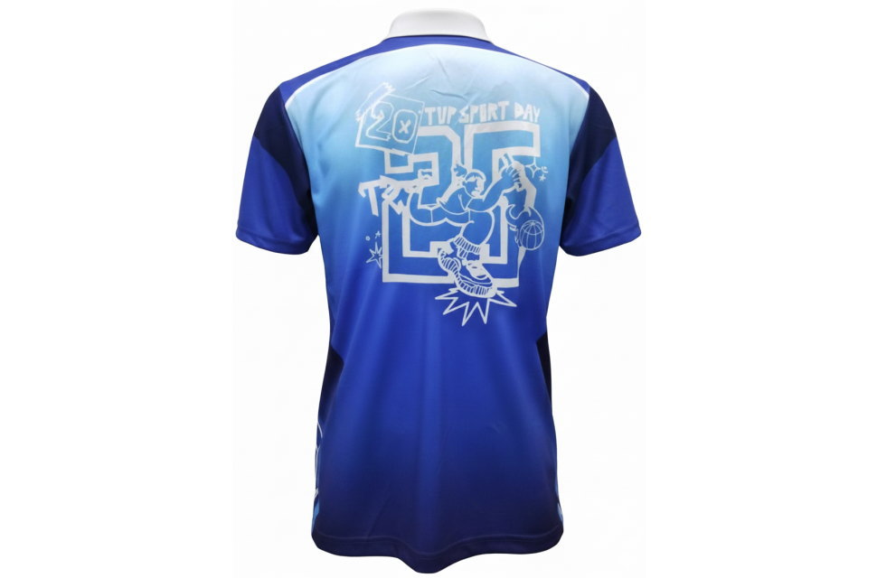 青のユニフォームの背面全体。学校のバスケットボールモチーフの記念ロゴが大きくプリント。