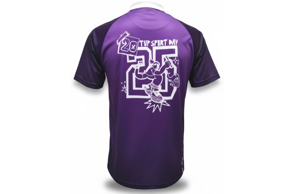 紫色のユニフォームの背面全体。「20 TUP SPORT DAY」の記念グラフィックが白で大胆にプリントされたクラスTシャツ。