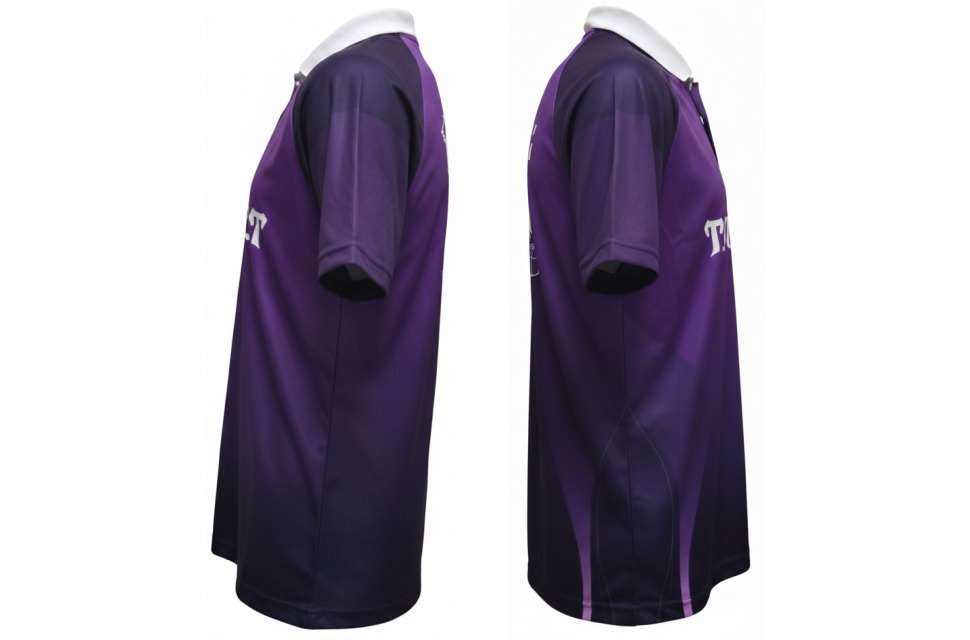 紫色のユニフォームの側面（左右2方向）。濃淡のパープル切り替えによるシャープなスポーツウェアのシルエット。
