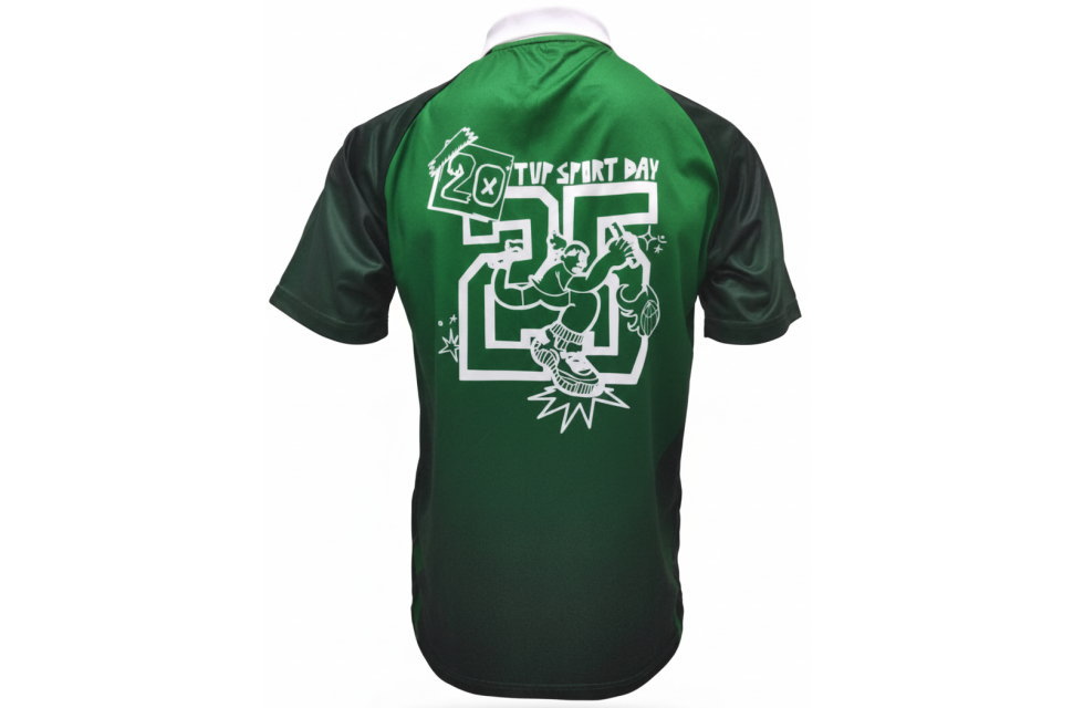 緑色のユニフォームの背面。白の線画で描かれた「20 TUP SPORT DAY」のイベント記念プリント。