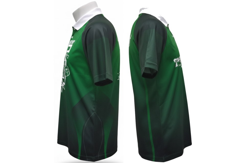 緑色のユニフォームの側面（左右2方向）。濃いグリーンの切り替えと、裾の機能的なディテール。