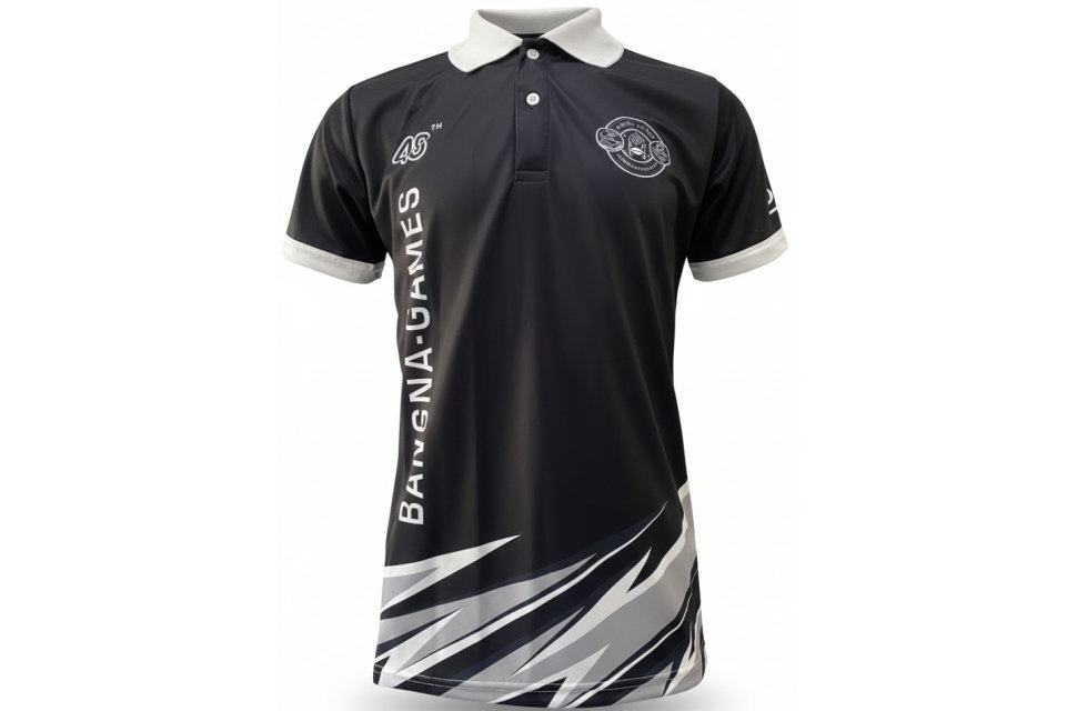 黒いポロシャツの正面。襟と袖口は落ち着いたグレー。胸元に「48」ロゴとエンブレム、裾にグレーの鋭角なグラフィックデザイン。エネルギッシュでモダンな印象。