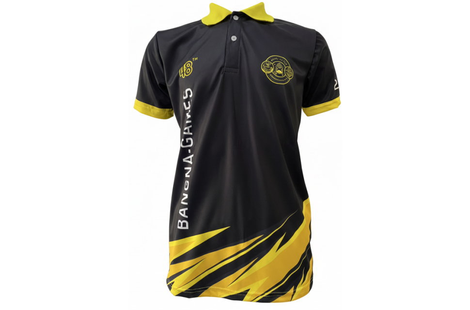 黒いポロシャツの正面。襟と袖口は鮮やかな黄色。胸元に「48」ロゴとエンブレム。裾に黄色の稲妻のようなグラフィックデザイン。スポーツイベントやチームウェアに最適。