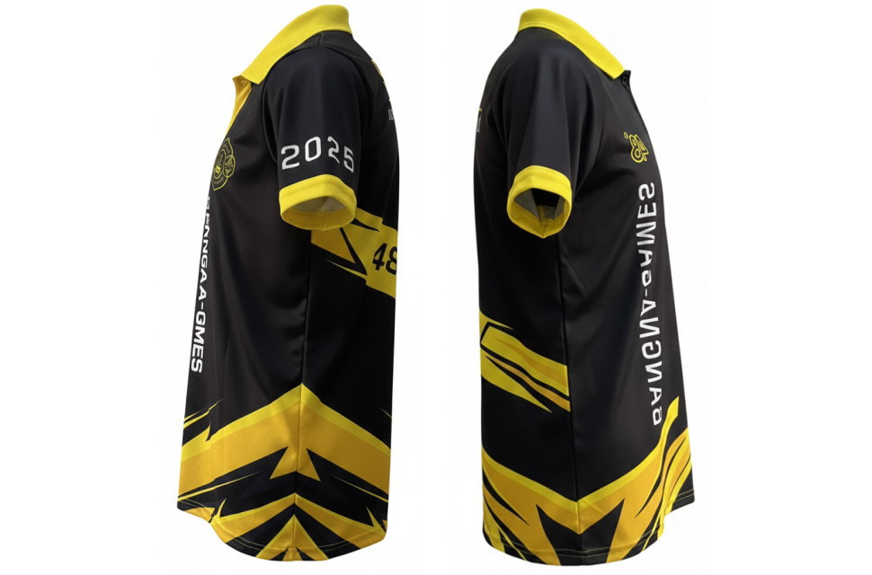 黒と黄色のポロシャツの左右サイドビュー。袖に2025、側面に体育祭、イベント名の縦文字と黄色の鋭いグラフィックデザイン。