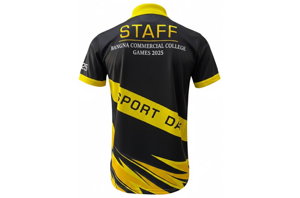 黒と黄色のスポーツポロシャツ背面。上部にSTAFF、斜め帯にSPORT DAY、中央に学校名とイベント名の文字。イベントスタッフユニフォーム。