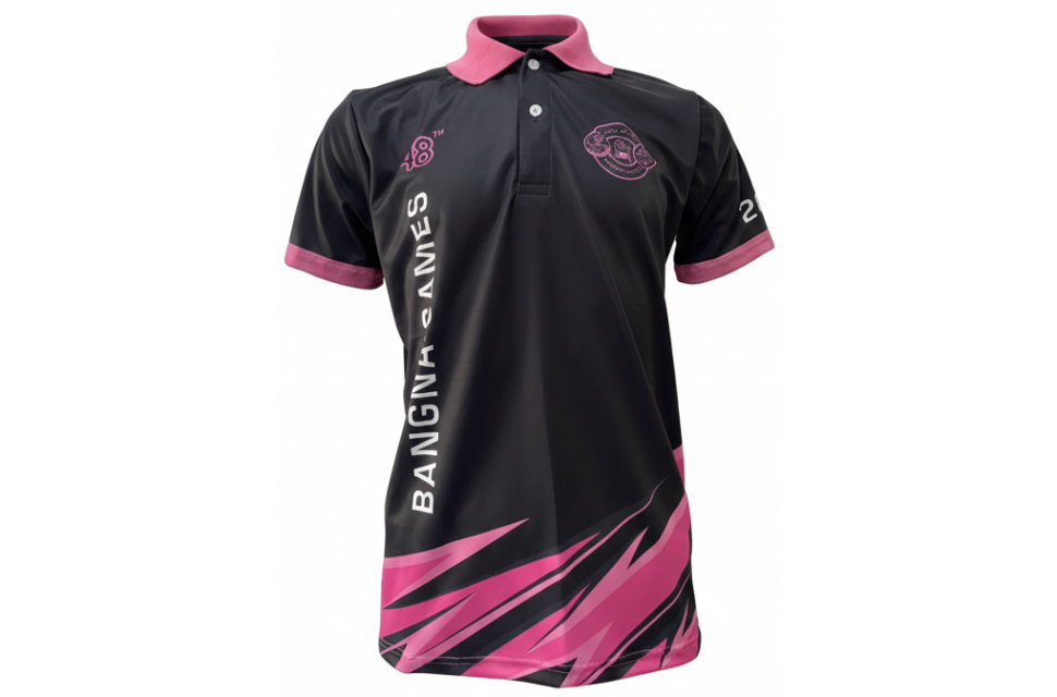 黒とホットピンクのポロシャツ前面。胸元にロゴと縦に体育祭のイベント名の文字。明るく華やかなクラスTシャツ、スポーツデー用。