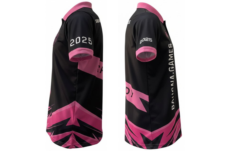 黒とピンクのポロシャツの左右サイドビュー。袖に2025、側面に縦文字とブラックピンクのグラフィック。躍動感あるデザイン。