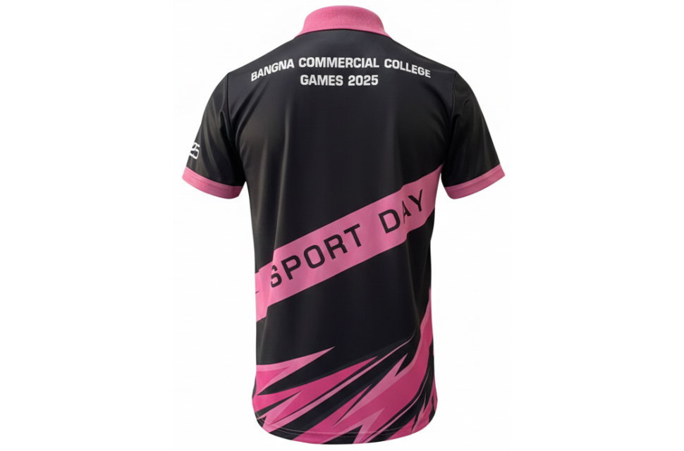ブラックピンクのポロシャツ背面。上部にイベント名と高校名、斜め帯にSPORT DAYのピンク文字。販促品やチームウェアに最適。