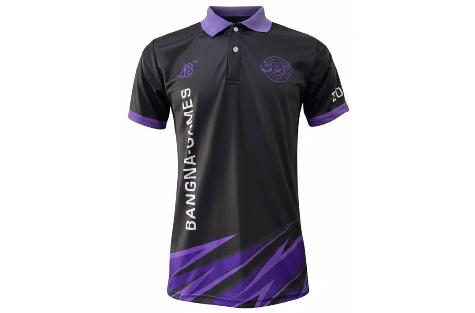 黒と紫のポロシャツ前面。胸元にイベントロゴと縦にスポーツ大会の文字。シックでモダンな企業イベント用ユニフォーム。