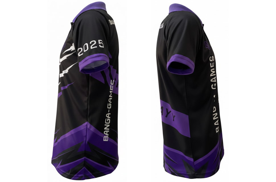 黒と紫のポロシャツの左右サイドビュー。袖に2025、側面に体育祭の縦文字と紫のシャープなグラフィック。eスポーツユニフォームにも。