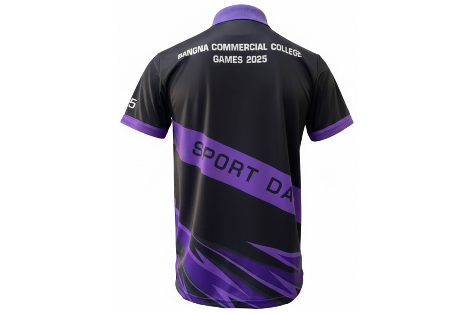 黒と紫のポロシャツ背面。上部に学校名と体育イベント名、斜め帯にSPORT DAYの紫文字。スポーツイベント記念Tシャツ。