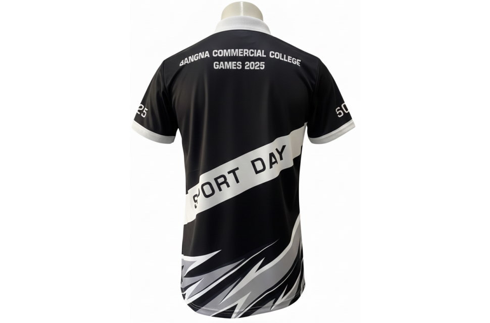 黒いポロシャツの正面。襟と袖口はグレー。胸元に「48」ロゴとエンブレム、裾にグレーの複雑なグラフィックデザイン。爽やかで活動的な印象。