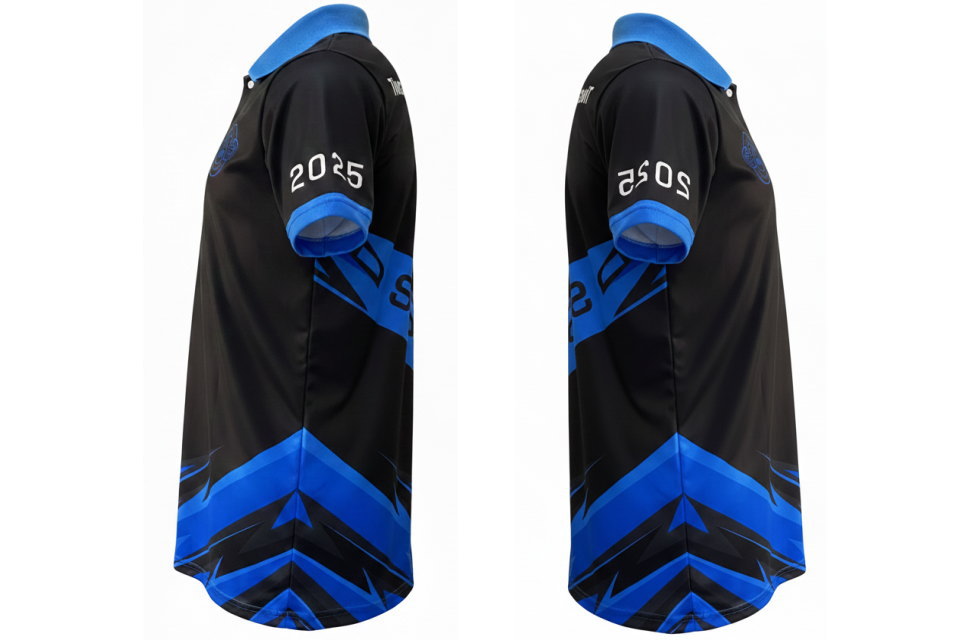 黒いポロシャツの正面。襟と袖口は白。胸元に「48」ロゴとエンブレム、縦にイベント名の文字。裾に白とグレーの幾何学的なグラフィックデザイン。落ち着いた印象で企業イベントや制服にも。