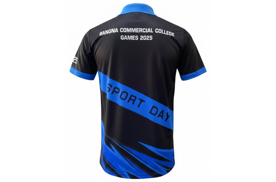 黒いポロシャツの背面。襟は青。中央に斜めの青い帯と体育祭の文字。裾に青の幾何学的なグラフィック。