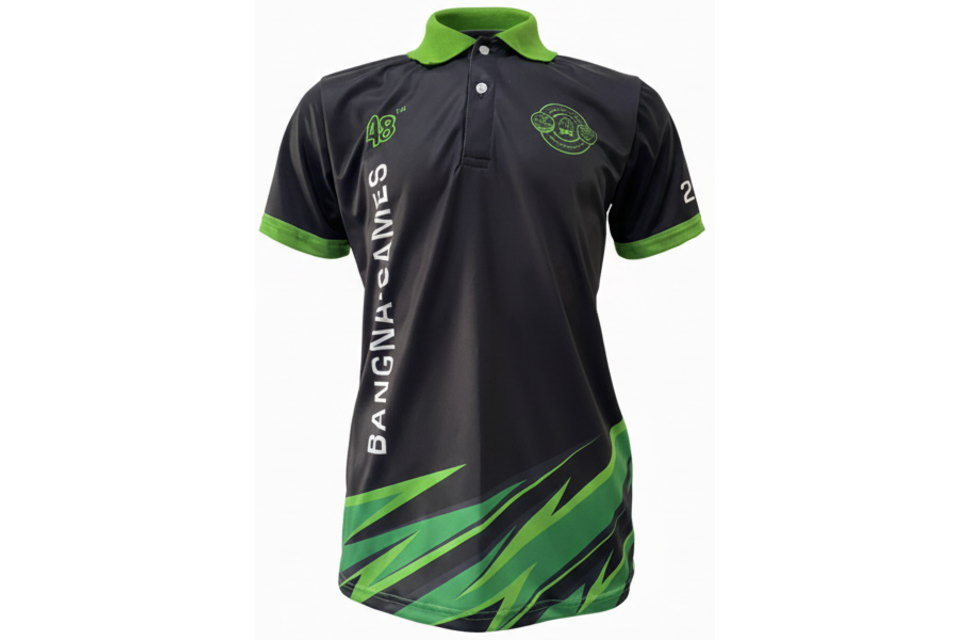 黒いポロシャツの側面。左右の画像。襟と袖口はライムグリーンのカワサキカラー。裾にグリーンの複雑なグラフィック。自然を感じさせるユニークなデザイン。