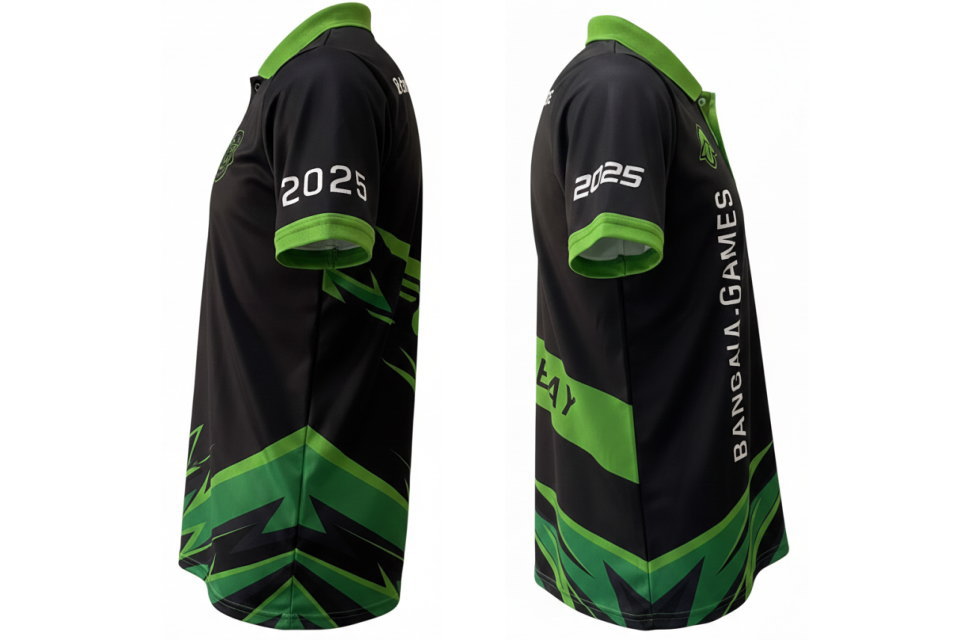 黒いポロシャツの側面。左右の画像。襟と袖口は白。袖に「2025」の数字。裾に白とカワサキモーターの様なライムグリーンの鋭角なグラフィック。スポーティーで洗練されたデザイン。