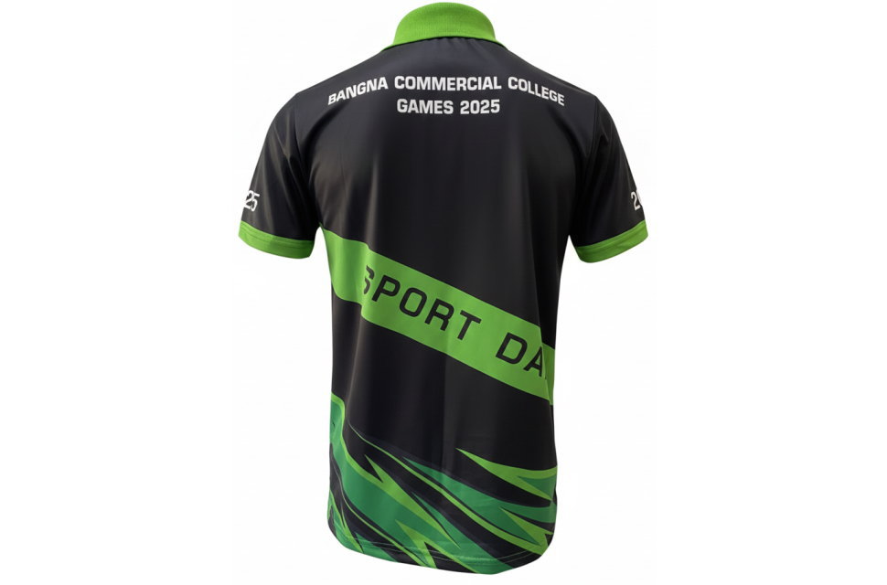 黒いポロシャツの背面。襟は白。背中上部にイベント名をプリント。中央に斜めの白い帯と「SPORT DAY」の文字。裾に白とライムグリーンの幾何学的なグラフィック。