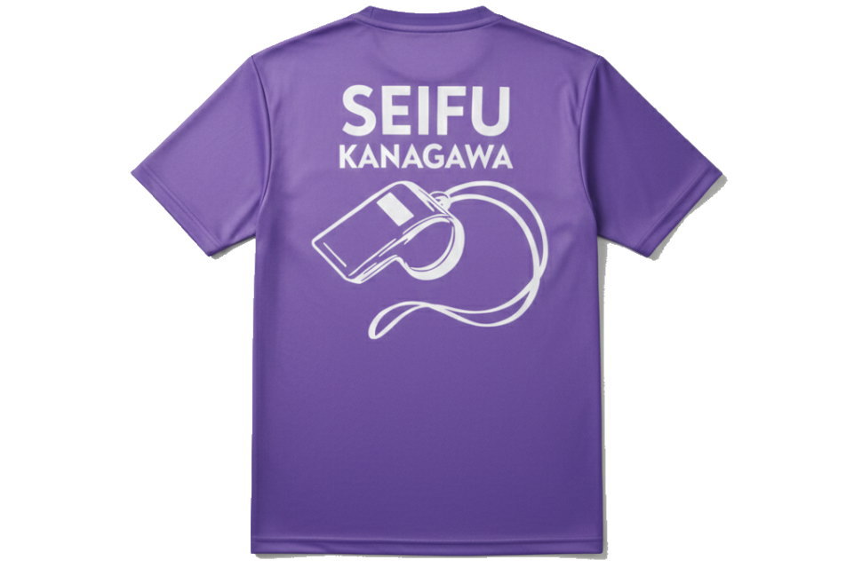 紫色の丸首Tシャツの背面。「SEIFU KANAGAWA」の文字とホイッスルのイラストが白色で昇華プリントされたスポーツスタッフTシャツ。審判、コーチ向け、速乾ドライTシャツ。