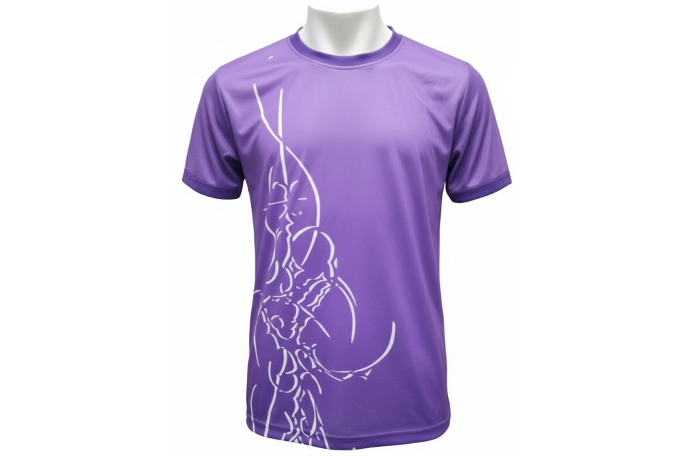 トルソーが着用した紫色の昇華プリントTシャツ前面。生徒のデザイン案に基づく白の抽象的なラインアートが施された、校内行事、修学旅行用のおしゃれなクラスTシャツ。