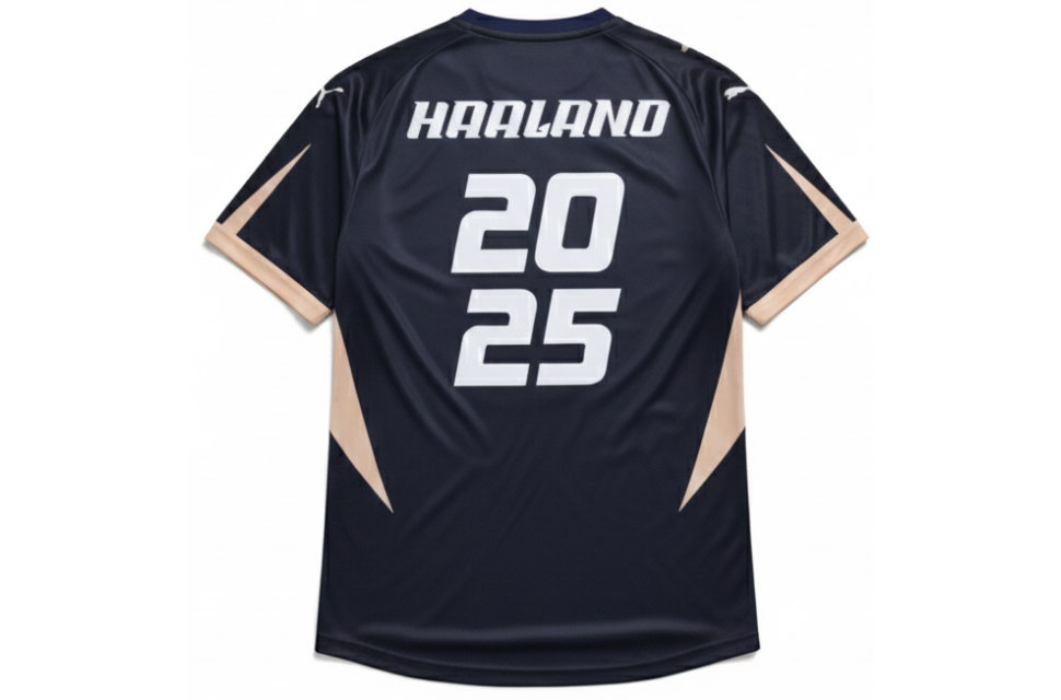 オリジナルクラスTシャツ 背面全体:ネーム「HAALAND」と大きな数字「2025」をフルカラー昇華プリントで配置。スポーティーな斜め切替しデザイン。