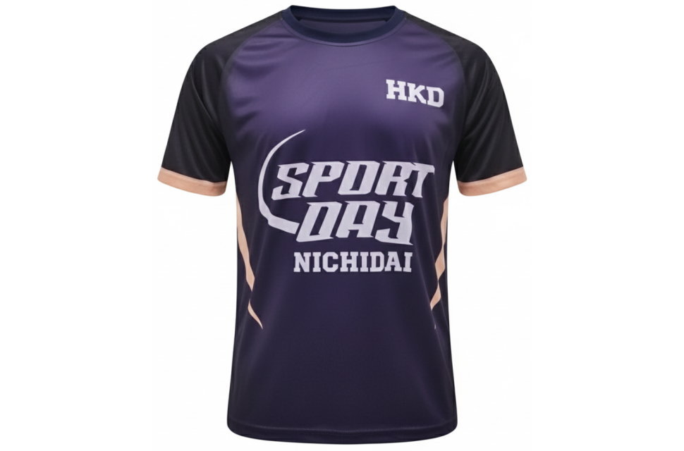 クラスTシャツ 正面:濃紺と黒の切替し、全面昇華プリント。「SPORT DAY NICHIDAI」ロゴ入り。体育祭・学校祭向け、速乾ポリエステル素材。