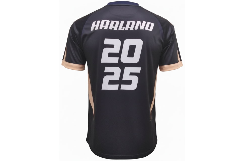 クラスTシャツ 背面:個人名「HAALAND」と背番号「2025」入り。ネイビー・ブラックのラグラン切替し。高視認性の白い特大ナンバリング。