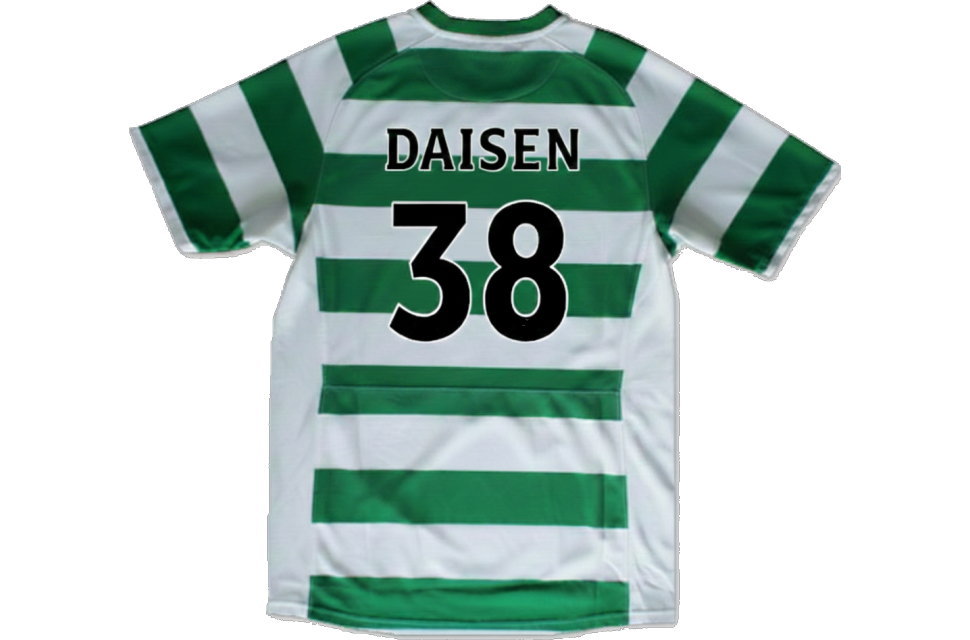 緑と白のストライプ柄のサッカーユニフォーム背面。「DAISEN」のネームと背番号「38」が黒で大きく印刷された昇華プリントのセルティック風サッカーユニフォーム。