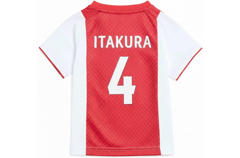 サッカーユニフォーム風クラスTシャツの背面。全面昇華プリントで、ITAKURAの名入れと背番号4を白文字で鮮明に印刷。剥がれない高画質プリント。