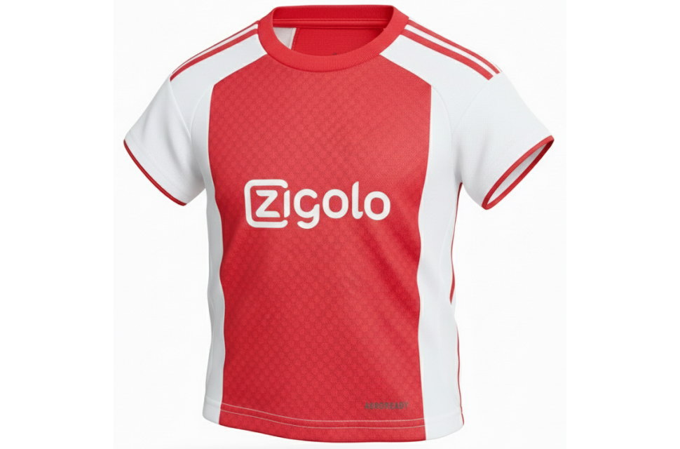 体育祭向けクラスTシャツの着用イメージ。肩の2本ラインと脇の切り替えデザインが特徴的な、アヤックス風のスタイリッシュなスポーツユニフォーム。