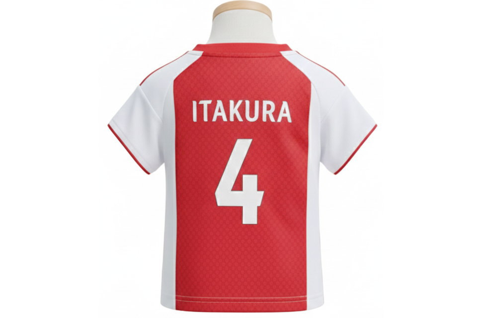 クラスTシャツの背面着用シルエット。背ネームと背番号が大きくデザインされ、修学旅行や学校祭での記念撮影に映える本格的なサッカーユニフォームスタイル。