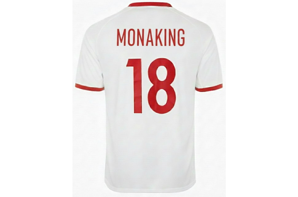 背番号18とMONAKINGの文字が映えるサッカーユニフォーム型クラスTシャツの背面イメージ。修学旅行や体育祭の集合写真で目立つ、本格的な全面昇華プリントのクラスTシャツ製作例。
