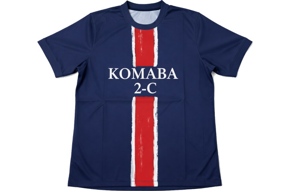パリサンジェルマン風デザインのクラスTシャツ。ネイビーのボディに赤と白の昇華プリントを施した東京都の高校向けサッカーユニフォーム。胸にKOMABA 2-Cのロゴ入り。