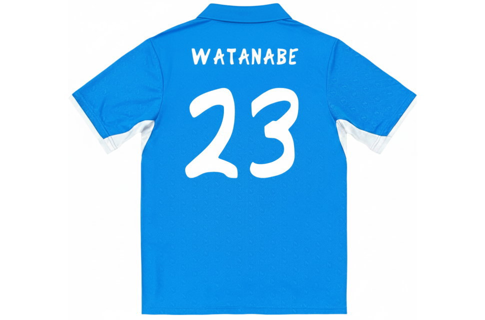サッカーユニフォーム背面デザイン。白いフォントの背ネーム『WATANABE』と背番号23をプリント。昇華プリントによる剥がれない高精度な名入れカスタム例。