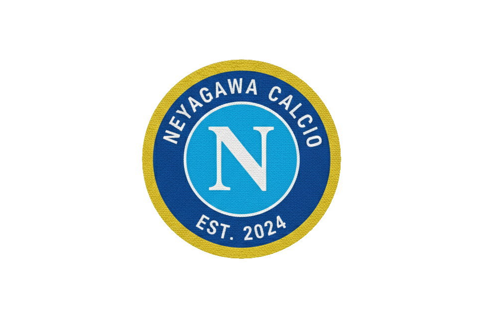 『NEYAGAWA CALCIO EST. 2024』とデザインされたチームオリジナルエンブレムの拡大。昇華プリントで細部まで鮮明に再現されたロゴマークのディテール。