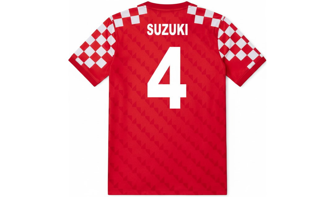 背番号4とSUZUKIの背ネームが入ったサッカーユニフォーム背面。ブンデスリーガスタイルの白いフォントと赤地の昇華プリントが映えるクラスTシャツ。