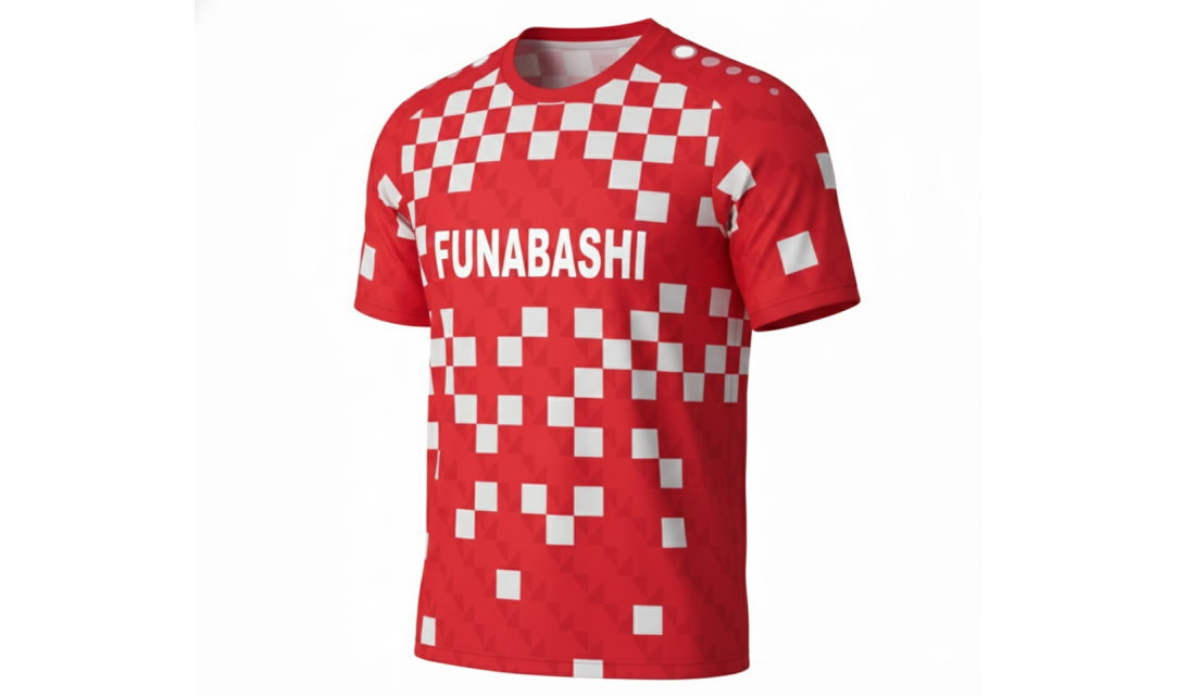 斜め前から見たマインツ風サッカーシャツ。肩のドットデザインや脇の幾何学模様まで鮮明な全面昇華プリントのクオリティ。