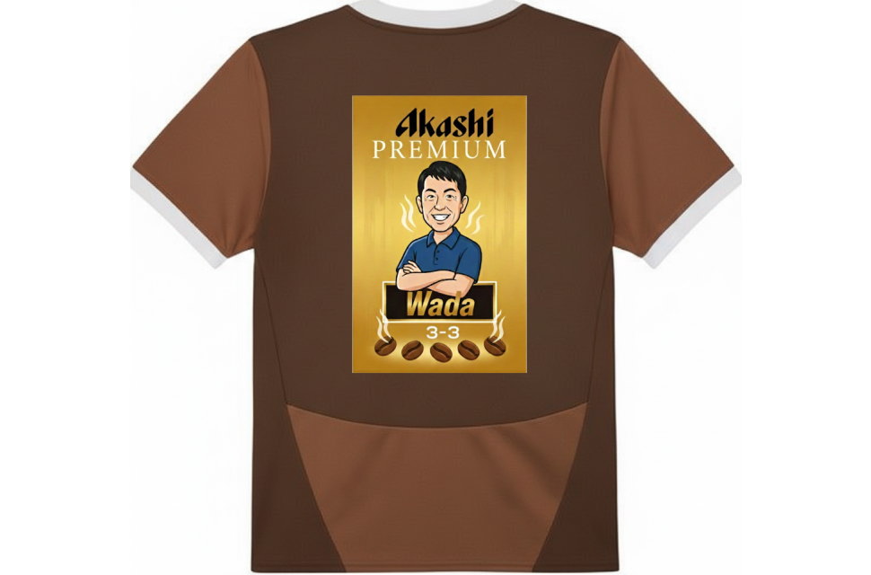 クラスTシャツの背面デザイン。担任の先生をモチーフにしたコーヒーブランド風のパロディロゴと全面昇華プリントの鮮やかな発色