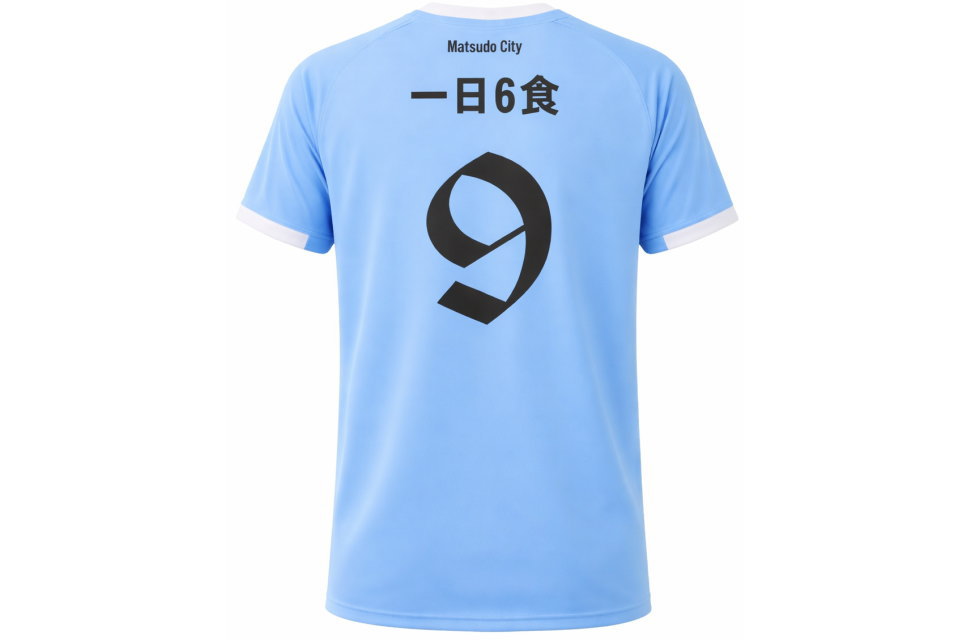 立体的なサッカーユニフォームの着用イメージ。左胸にチームエンブレム、肩から裾にグラデーションのサッシュデザインを施した、高品質な昇華プリントのクラスTシャツ。