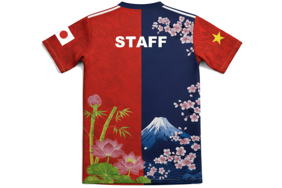 スタッフ用フルオーダーユニフォームの背面デザイン。背中中央にSTAFFの白い文字を昇華プリント。色落ちしない高品質プリントでクラスTシャツやサークルウェア、販促品に最適。