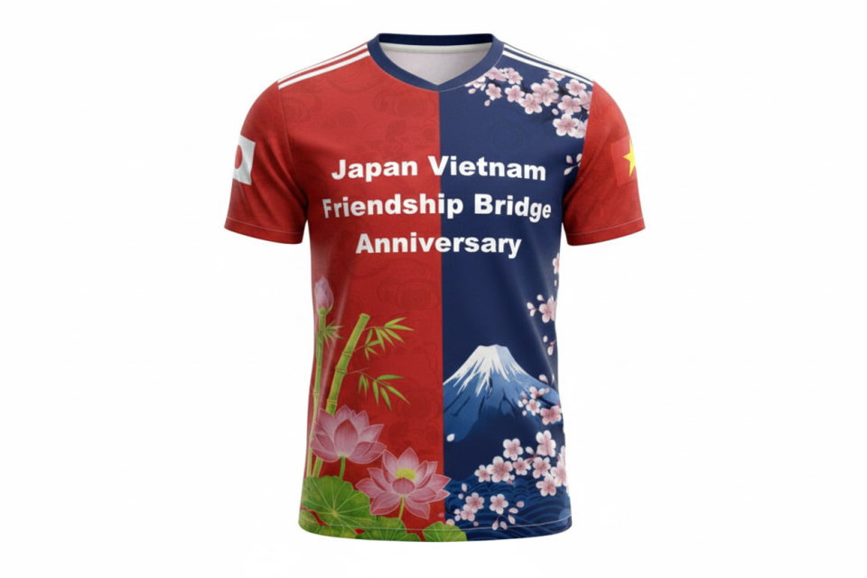 世界に一つだけのオーダーメイドサッカーユニフォーム着用イメージ。イベント名の胸プリントと両国の国旗を配置したデザイン。サッカーチームや大学サークルのユニフォーム作成サンプル