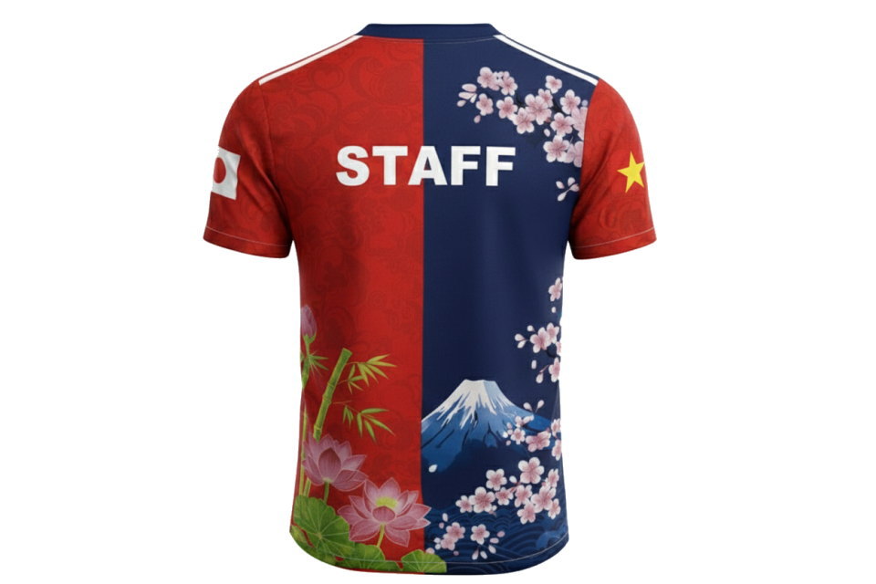 企業イベント・スタッフ用ユニフォームのバックビュー。全面昇華プリントによる富士山と和柄のグラフィックが特徴。目立つデザインでクラスTシャツやスポーツショップの業販でも人気。