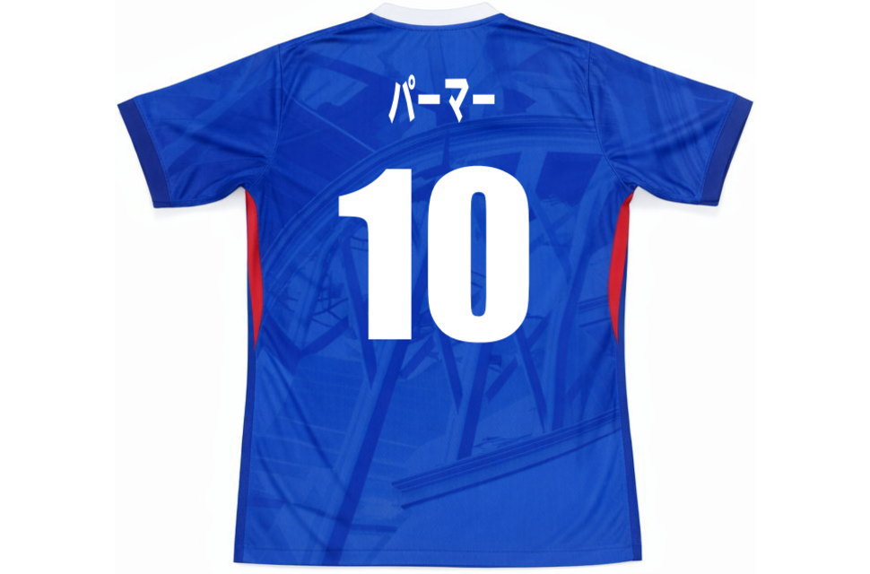 サッカーユニフォーム風クラスTシャツの背面デザイン。カタカナの背ネーム「パーマー」と白の背番号10番、サイドの赤ラインが特徴