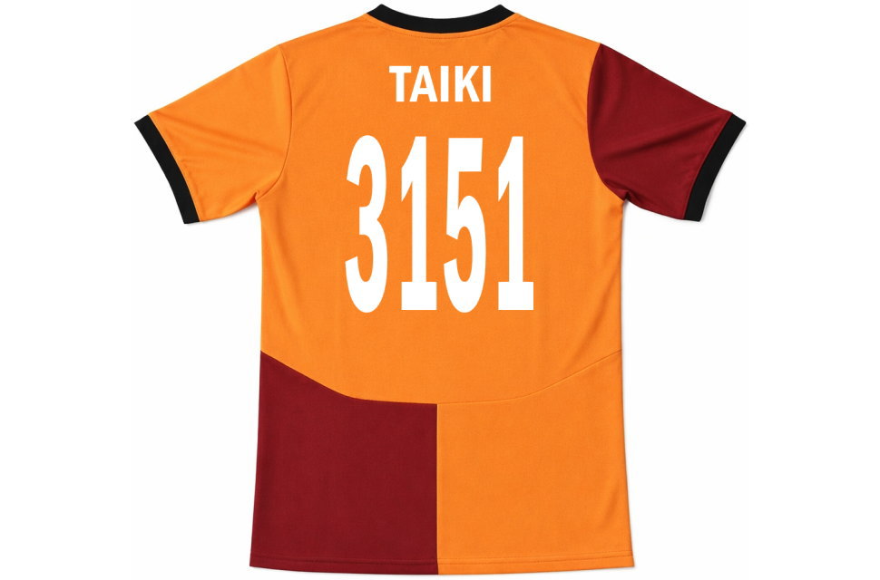 4桁背番号3151と背ネームTAIKIが入ったクラスTシャツ背面。全面昇華プリントによる自由なカスタマイズが可能な欧州クラブチーム風サッカーシャツ