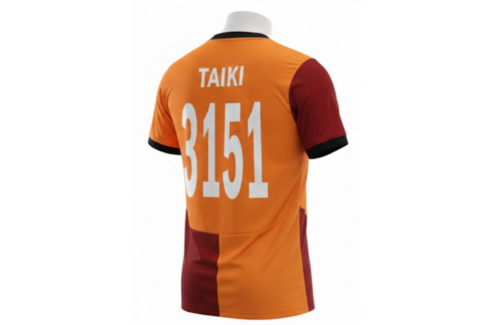 背番号と名前のプリントが映えるサッカーユニフォームのバックスタイル。昇華プリントで再現したトルコリーグ強豪風のオレンジ・ボルドー配色デザイン