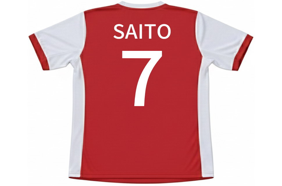 サッカーユニフォーム風クラスTシャツの背面デザイン。白い背ネームSAITOと背番号7を昇華プリント。漢字や記号、4桁までの番号にも対応可能。
