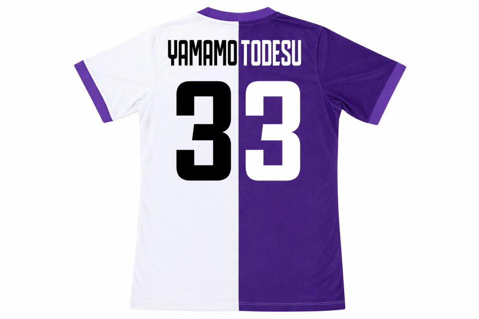 クラスTシャツの背ネームと背番号のプリント例。サッカーユニフォーム風のフォントを使用し、背景色に合わせて文字色を反転させた昇華プリント仕上げ。4桁の番号や自由な名入れに対応。